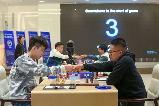 第56分钟，菲利普斯后场拿球被抢断，随后裁判吹罚奥莱因卡犯规在先。